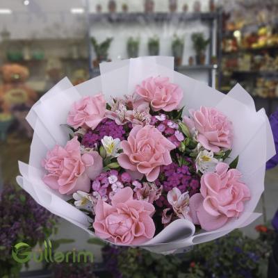 Çəhrayı Qızılgüllər və Alstroemeria ilə Zərif Bənövşə Buketi