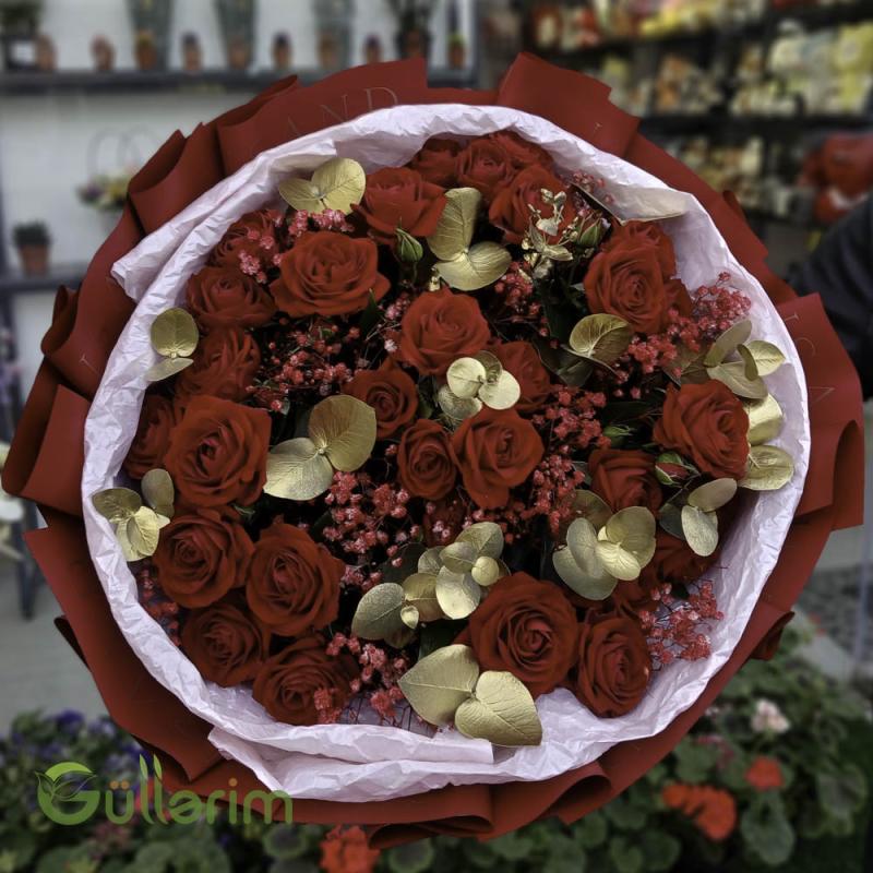 Qırmızı Qızılgüllər və Qızılı Eukalipt ilə Lüks Buket