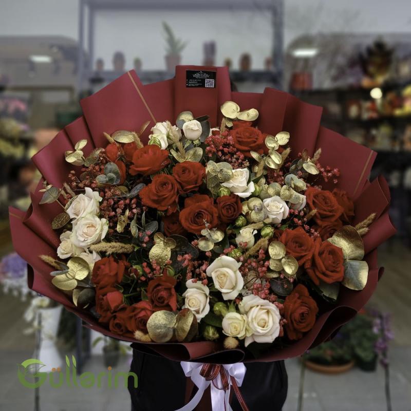 Qırmızı və Krem Qızılgüllərlə Lüks Qızılı Buket