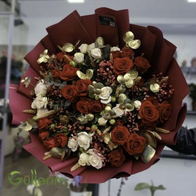 Qırmızı və Krem Qızılgüllərlə Lüks Qızılı Buket
