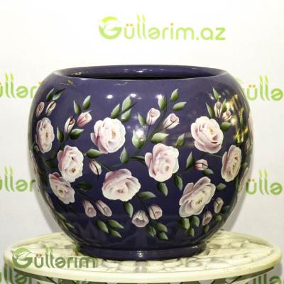 Əl işi güllərlə bəzədilmiş dekorativ formalı dibçək