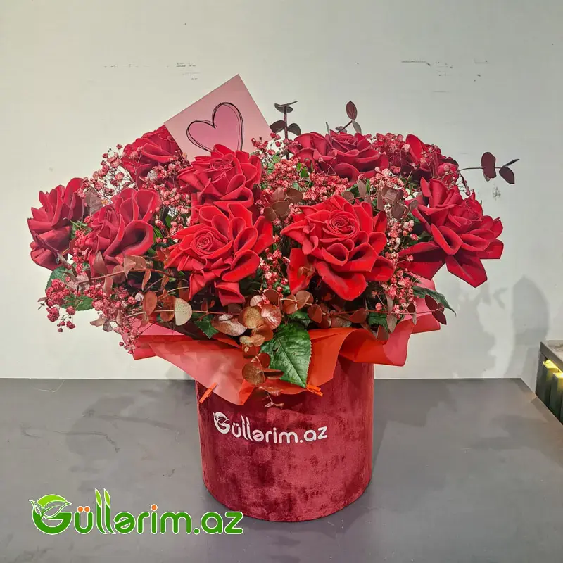 Gül Buketi (Məxmər Qutuda Qırmızı Qızılgüllər)